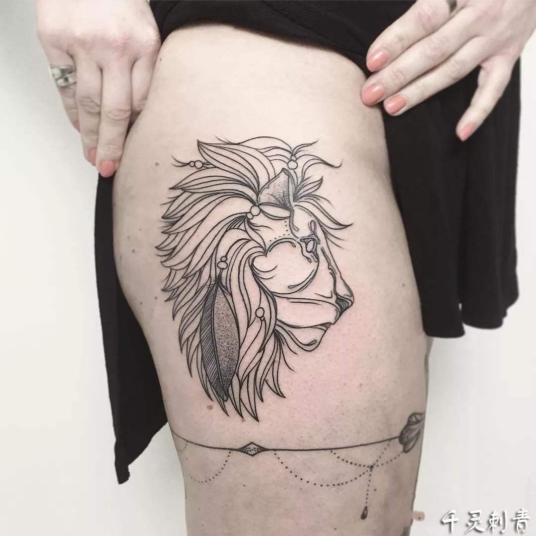 简约线条狮子纹身
