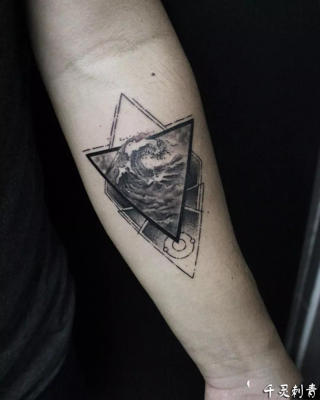 三角形海浪纹身