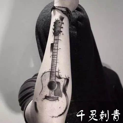 手臂吉他纹身手稿图案