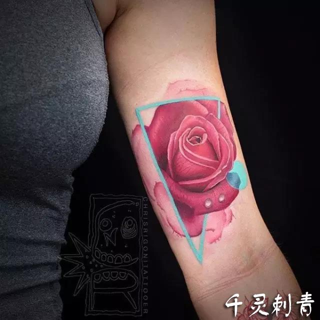 手臂彩色玫瑰写实纹身手稿
